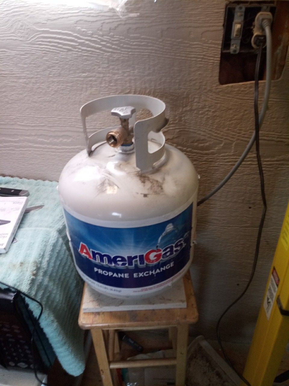 Empty propane tank (1)