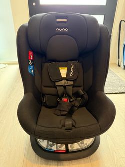 Nuna REVV Rotating Car Seat – Caviar (Excellent Condition, Expires 2032!)