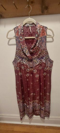 Size L (I say about sz 8) Asian inspired tunic/w side suits on both sides. Brand says, "Free People."