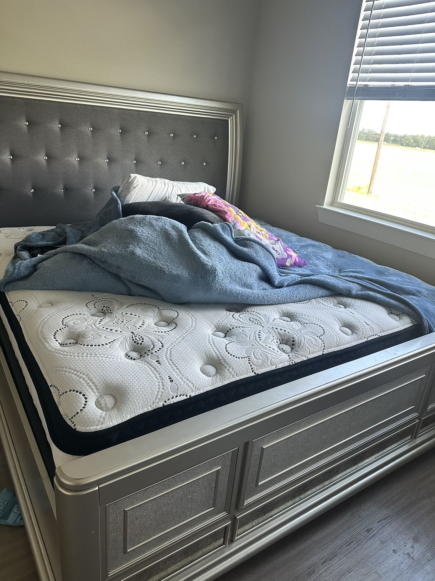 Dailynn King Size Bed Frane And Dresser With Mirror