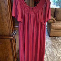 Woman’s Short Nylon Nightgown Size Large 