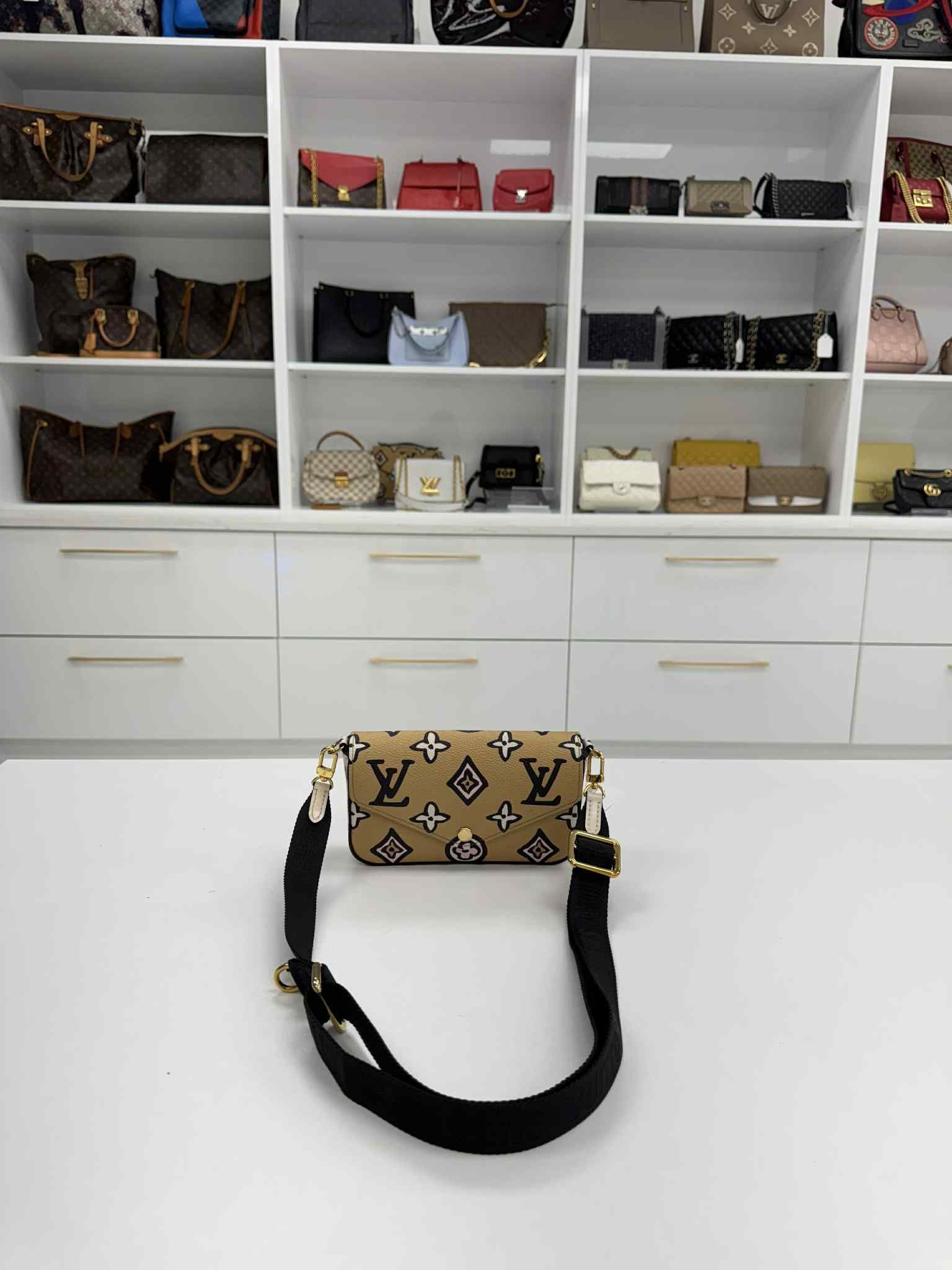 Louis Vuitton Monogram Wild At Heart Felicie Strap & Go Arizona Creme