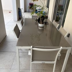 Outdoor dining table + 6 chairs in good conditions