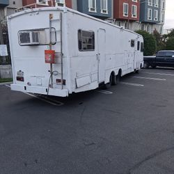 90 Bounder 40ft With Tag Axle