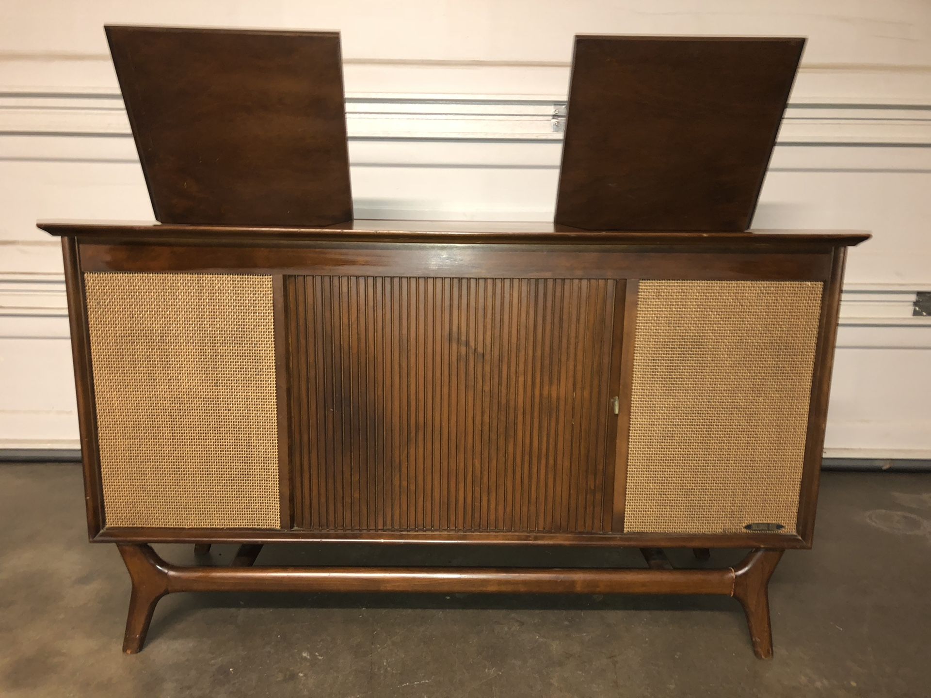 MCM Console TV Stand Side board This is an amazingly beautiful Mid