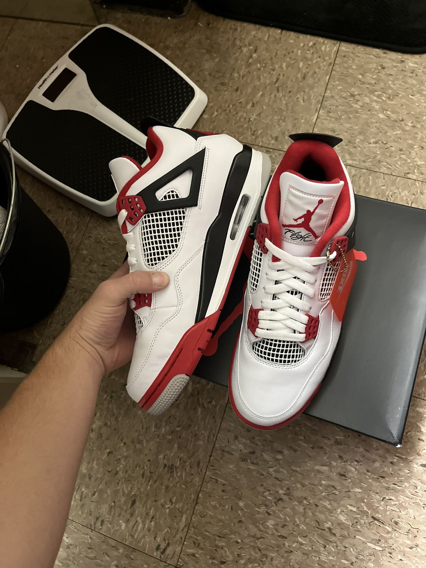 Jordan Retro 4 Fire Reds 
