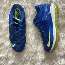 Men shoes Nike LeBron size 7y