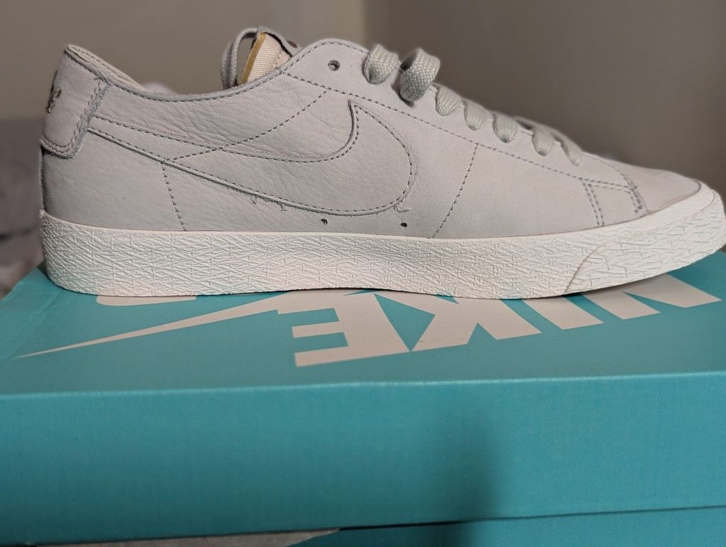 NIKE SB Zoom Blazer Low Decon SIZE 10