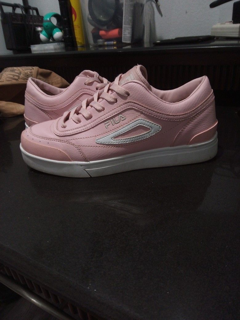 Ladies Size 8 FILA Tennies