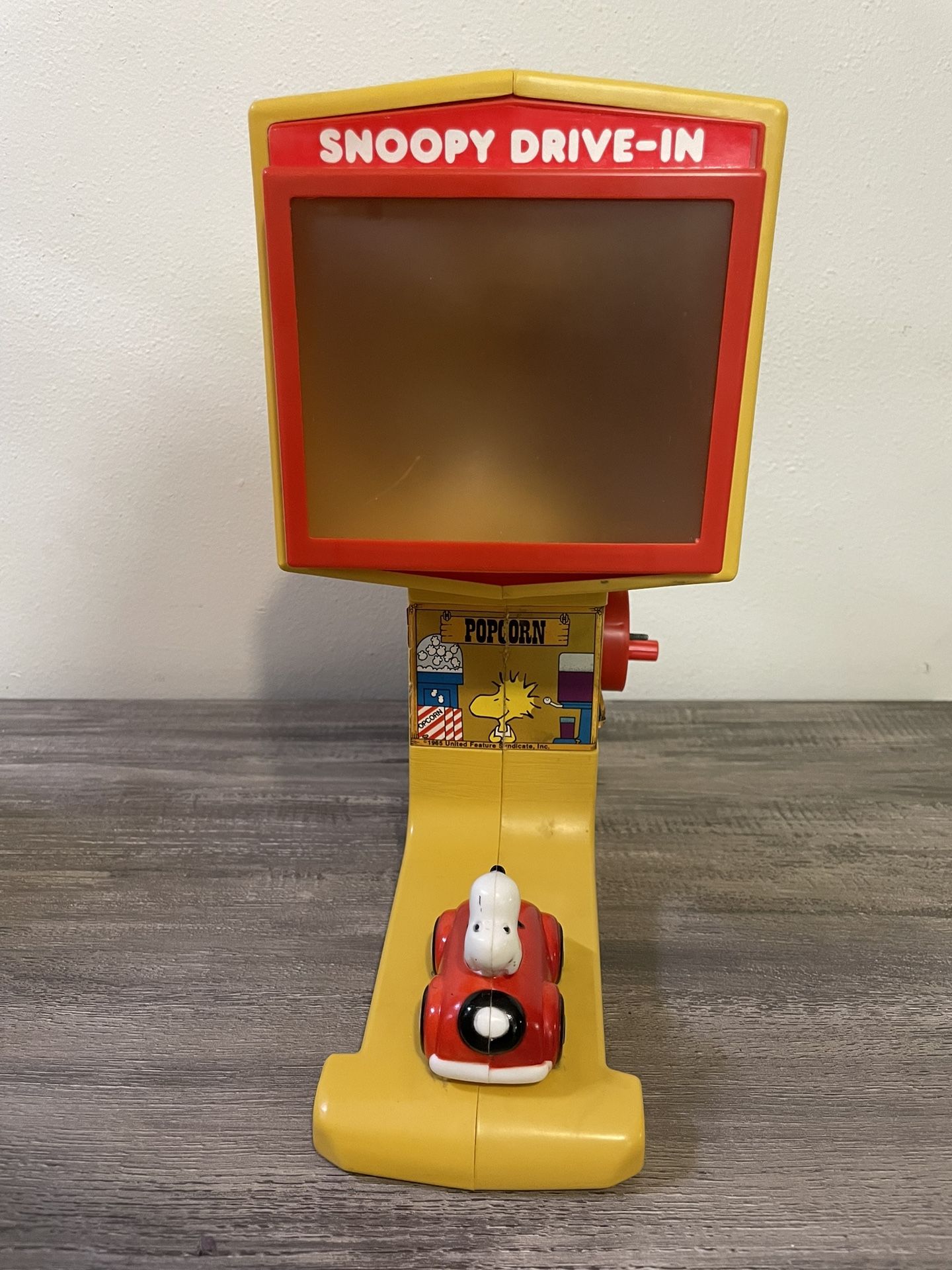 Vintage 1975 Kenner Snoopy DriveIn Movie Theater With 4 Cartridges