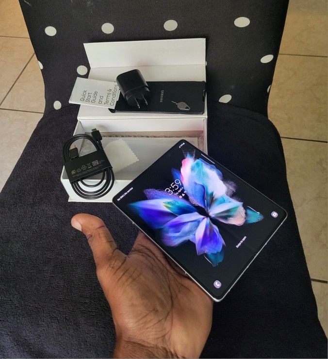 Samsung Galaxy Z Fold 3 5G - 256GB Unlocked Like-New, Used For 2 MONTHS| Phantom Silver. ONE MONTH WARRANTY 