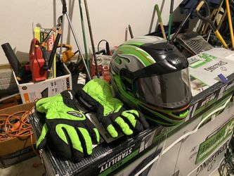 40$ For 2 Adult Large Vest And Helmet 