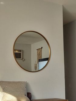 Mirror. Round