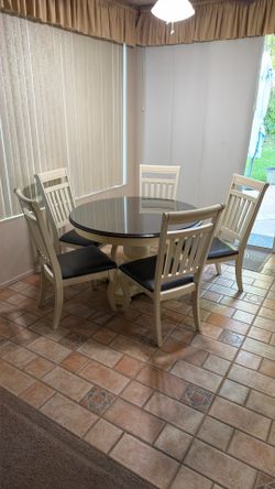 Kitchen Table and 6 Chairs - Dinette
