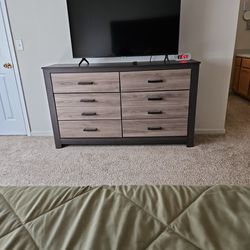6 Drawer Dresser with Matching Night Stands 