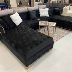 Leon black velvet sectional with pillows ❤️✨ we have delivery 🚛👍🏼 only $49 down 👏🏼 (Price:$2149)