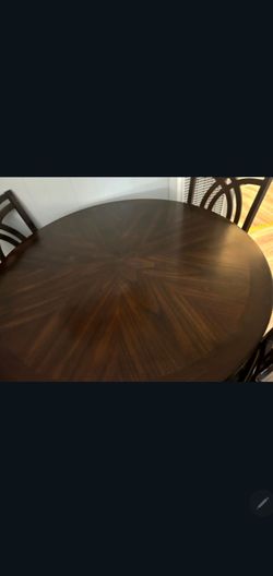 Beautiful round dining table solid wood with 4 chairs