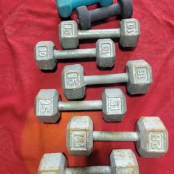 SET OF 5s. 10s 15s. 20s. 
 HEXHEAD DUMBBELLS TOTAL 100LBs  
11525 S HALSTED DUNKIN DONUTS/7111.S WESTERN WALGREENS  
85$  CASH ONLY AS IS.