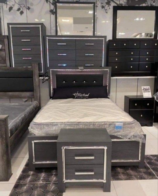 İn Stock 👉Lodanna Queen Panel Bed, Dresser, Mirror, Chest and 2 Nightstands$20 Down Payment and delivery available 
