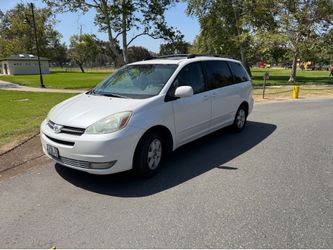 2004 Sienna  XLE, White Mini Van