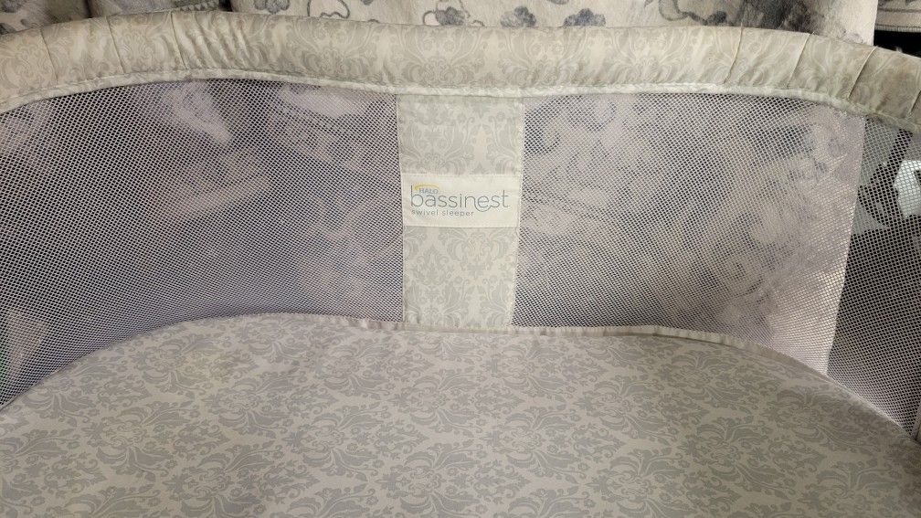 Halo Bassinest Bassinet Swivel Sleeper