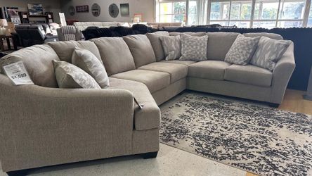 Olivia 🎉 brand new/ modern/luxury 🌼 brogan 3 piece sectional