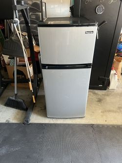 🚨 Last Call 🚨 Magic chef Mini Fridge In Yucaipa ca 92399
