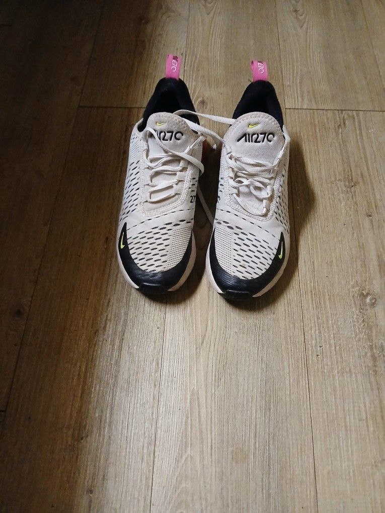 Womens Nike Air Max 270.   Clean.               Size 5y
