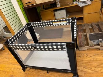 Graco Pack 'n Play portable playard bassinet black white checkered