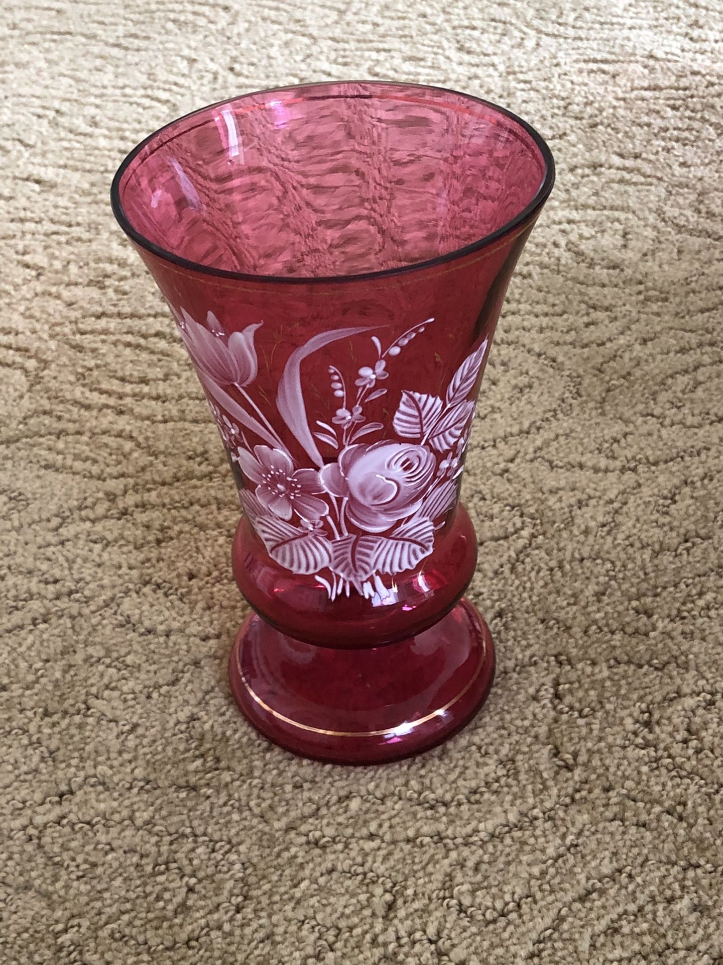 Red bud vase with whote flower