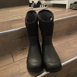 Boys BOGS boots Size 2 Barely Worn 