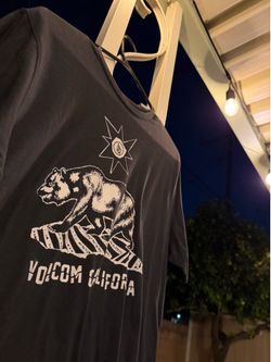 Volcom t shirt medium