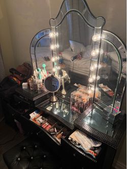 Celebrity Vanity w/ mirror (black iguana)