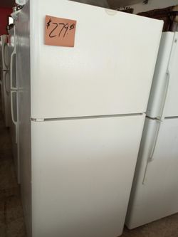 Frigidaire Refrigerator white ex large excellent .Warranty . Delivery available . 2203 Fowler st. Ft. Myers 33901