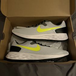 NIKE REVOLUTION (SIZE 12 MEN)