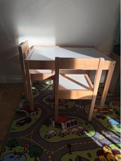 Toddler table with 2 chairs