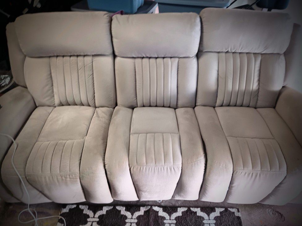 BEIGE RECLINING COUCH (FREE(