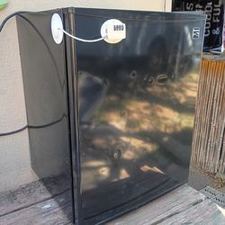 Mini fridge - with lock