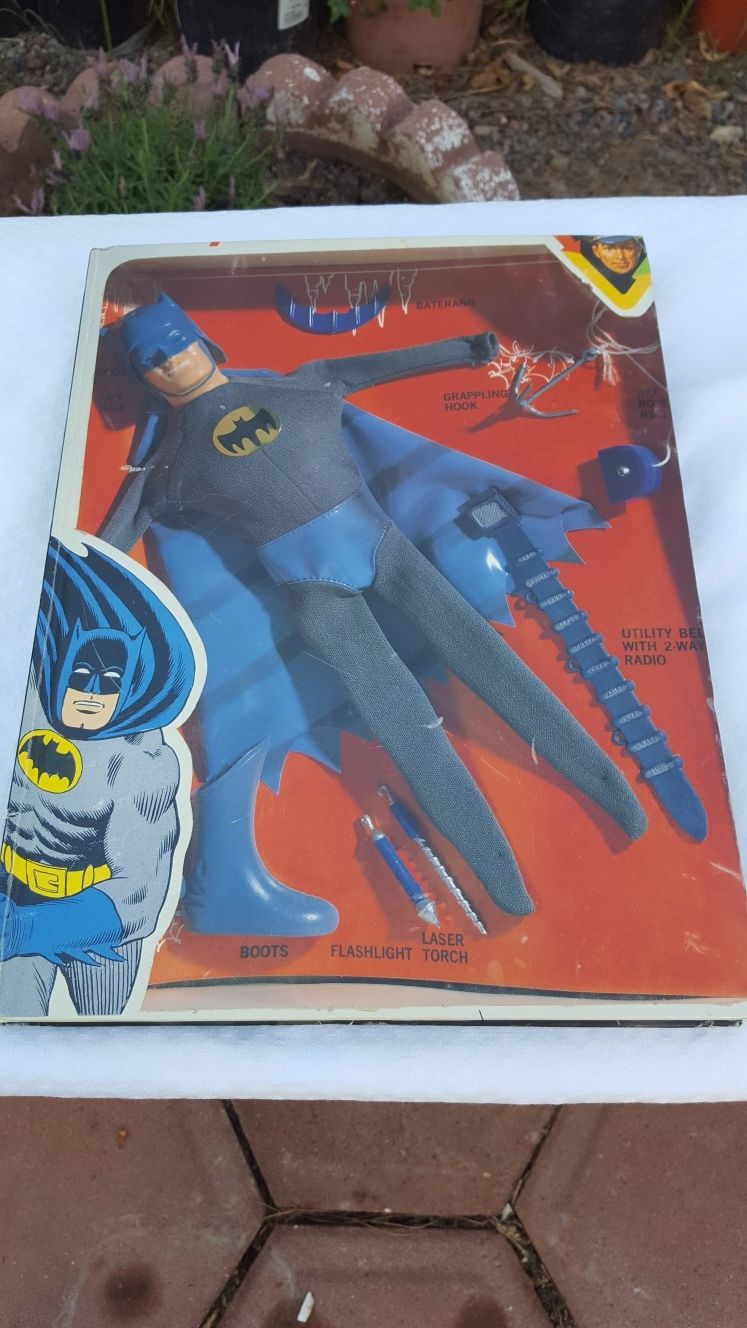 THE DC COMICS ACTION FIGURE ARCHIVE BOOK