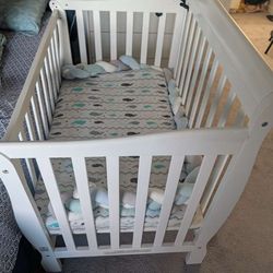 Infant crib with mattress