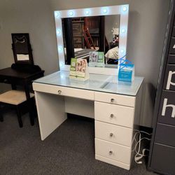 Morgan White Makeup Vanity Set with Lighted Mirror
Crown Mark$10 Down Payment And Financing Available
