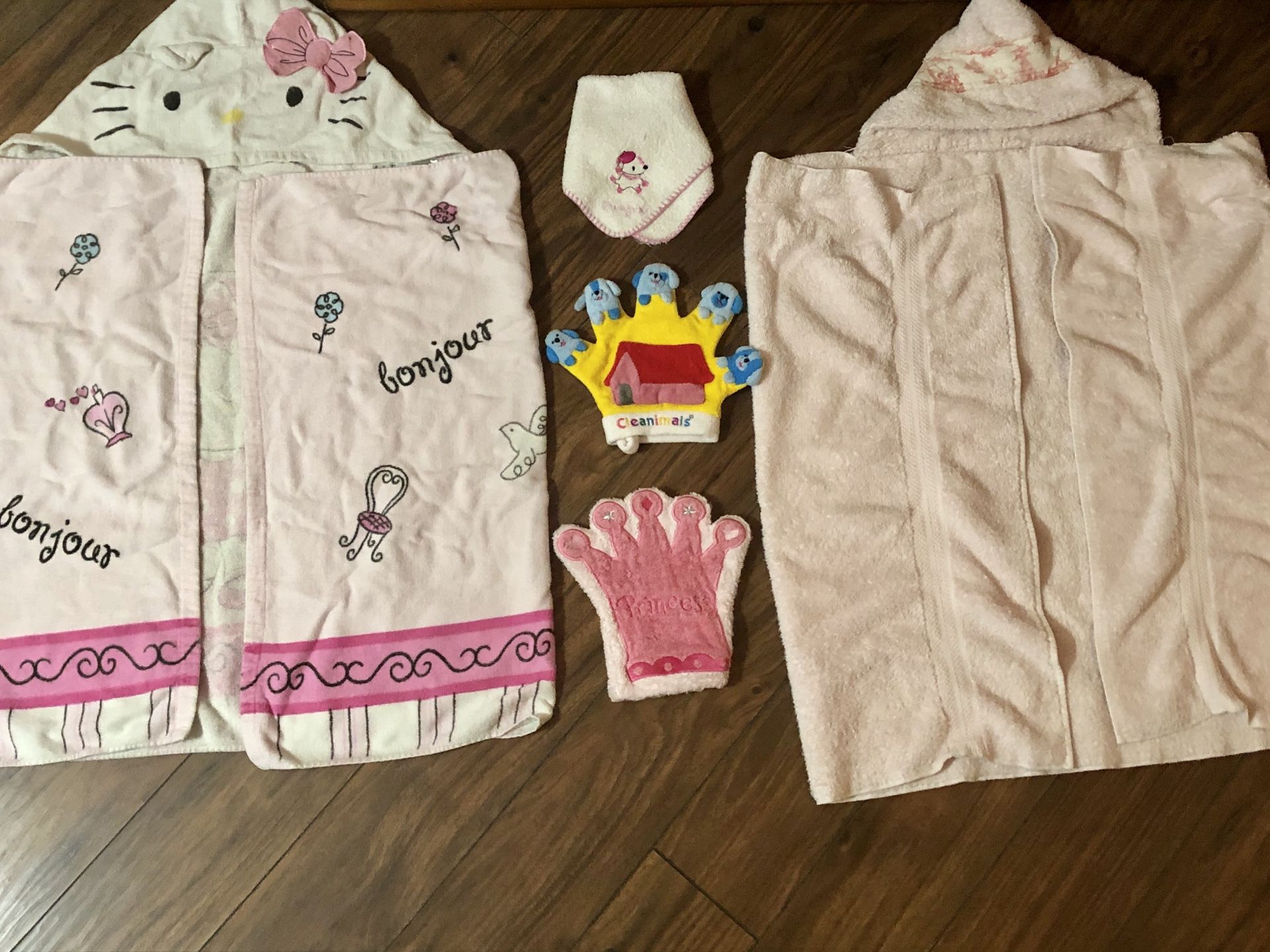 Girls Hooded bath towels with puppet wash clothes, HELLO KITTY full size towels