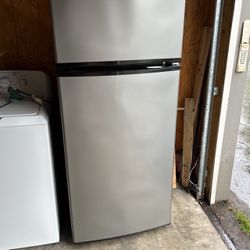 Estate refrigerator works great. Comes with icemaker.