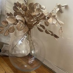 Glass vase  With Artificial Flowers !! For Harlem New York Pick Up Only 