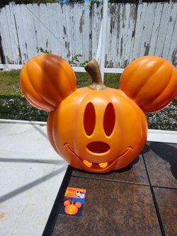 Disney Mickey Mouse XL Light Up Halloween Pumpkin blow mold