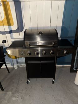 4 burner grill with 3/4 propane tank
