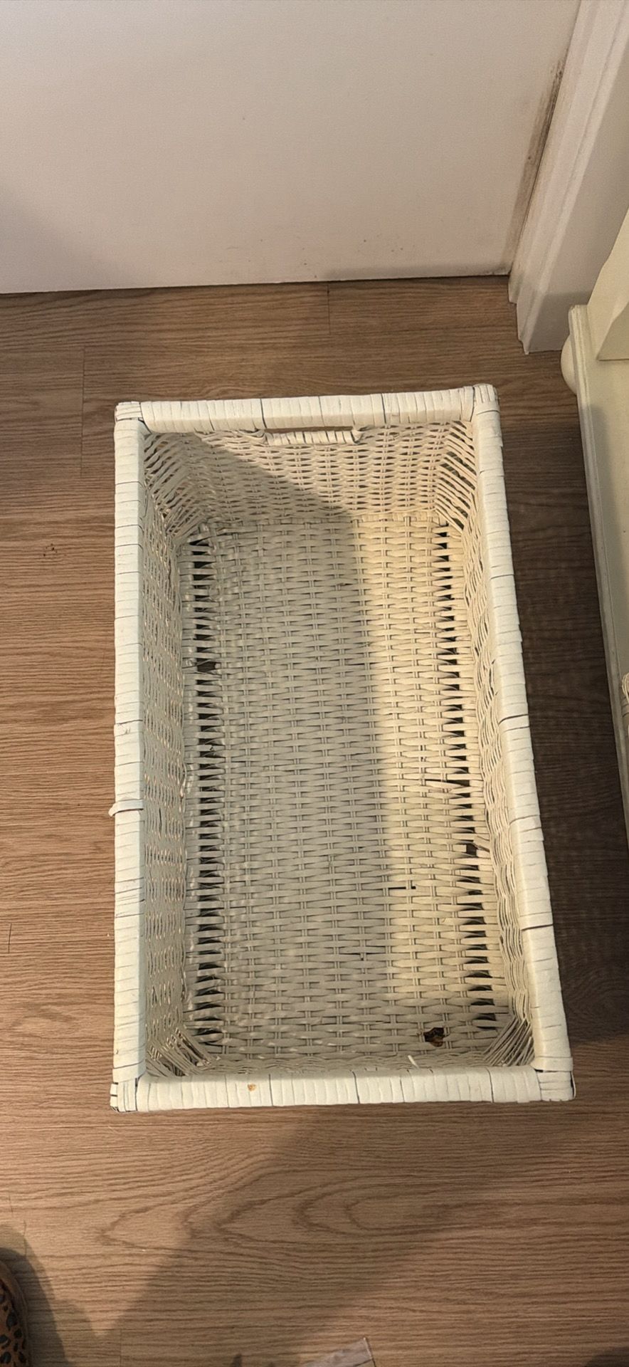 Solid white coffee table with 3 wicker baskets