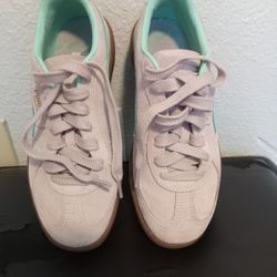 Women's Suede Pumas 