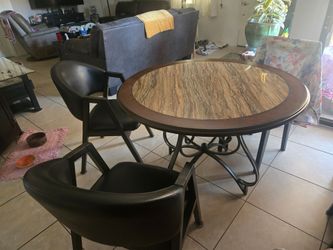 Round table w 2 chairs