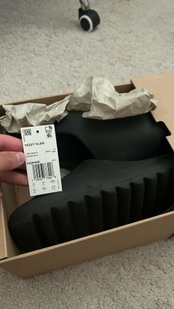Size 10 Onyx Yeezy Slides